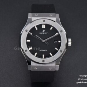 Classic Fusion 42mm SS JJ+F cadran noir bracelet caoutchouc noir A1110
