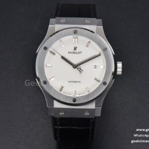 Classic Fusion 42mm SS JJ+F esfera blanca correa de piel negra A1110