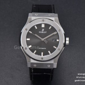 Classic Fusion 42mm SS JJ+F esfera gris correa de piel negra A1110