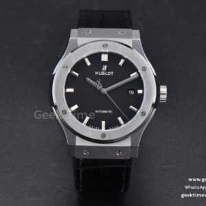 Classic Fusion 42mm SS JJ+F esfera negra correa de piel negra A1110