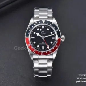 Black Bay GMT Pepsi ZF, quadrante nero e bracciale in acciaio, vista frontale