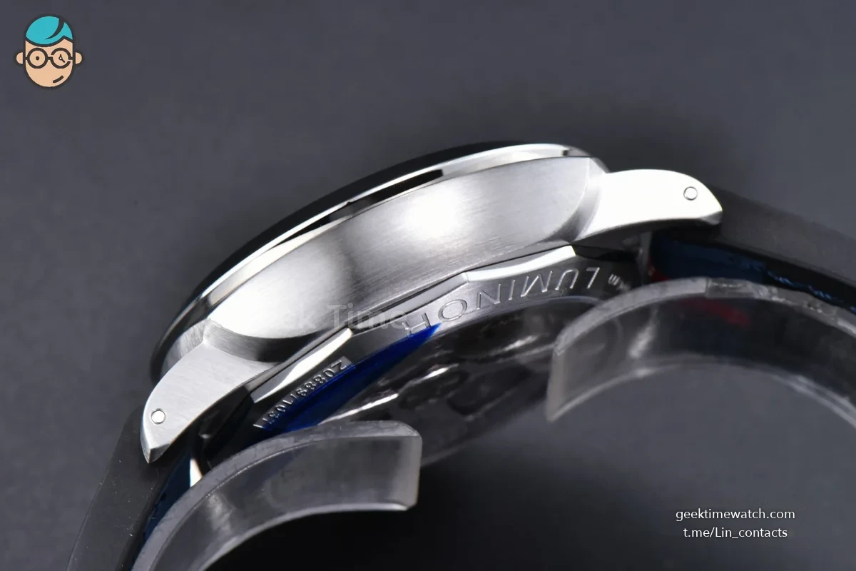 PAM1404 Quaranta BiTempo Luna Rossa 40mm VSF Blue Dial Gummy Strap P900