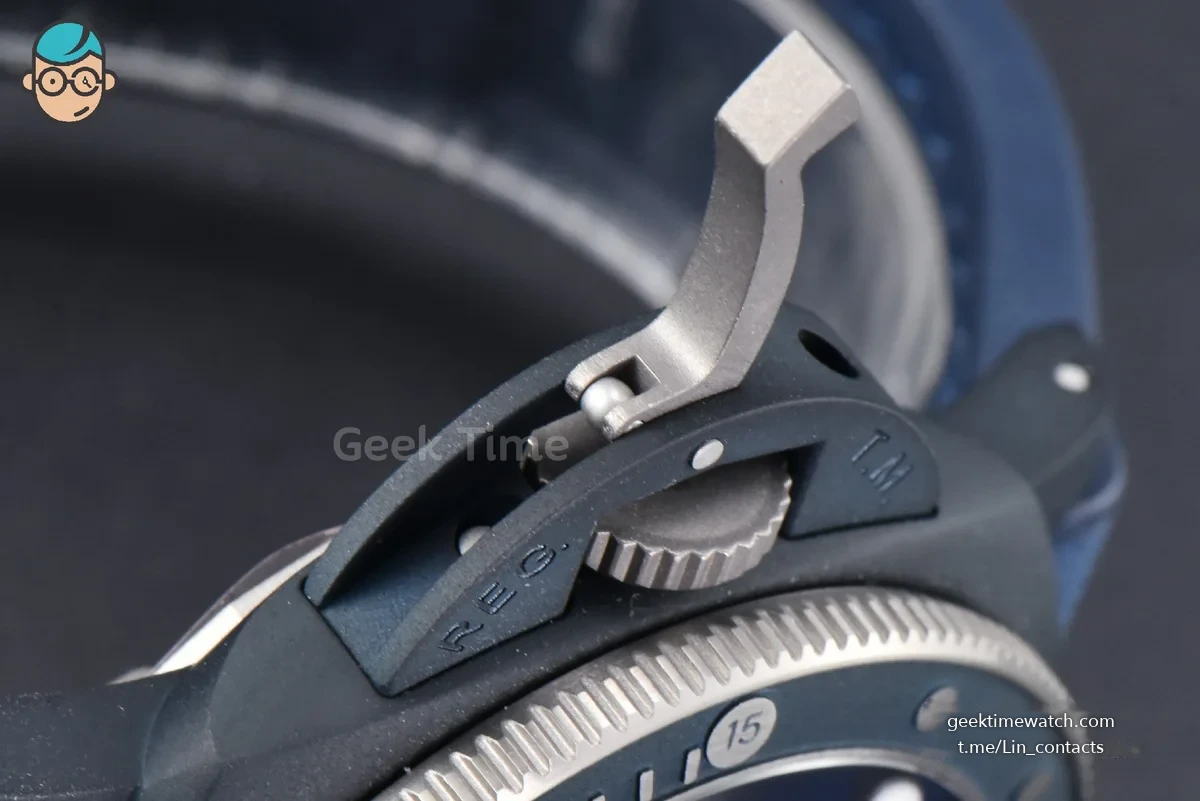 PAM1466 Submersible Luna Rossa 44mm VSF Blue Dial Gummy Strap P900