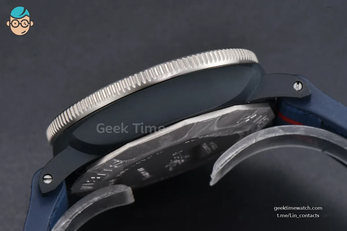 PAM1466 Submersible Luna Rossa 44mm VSF Blue Dial Gummy Strap P900