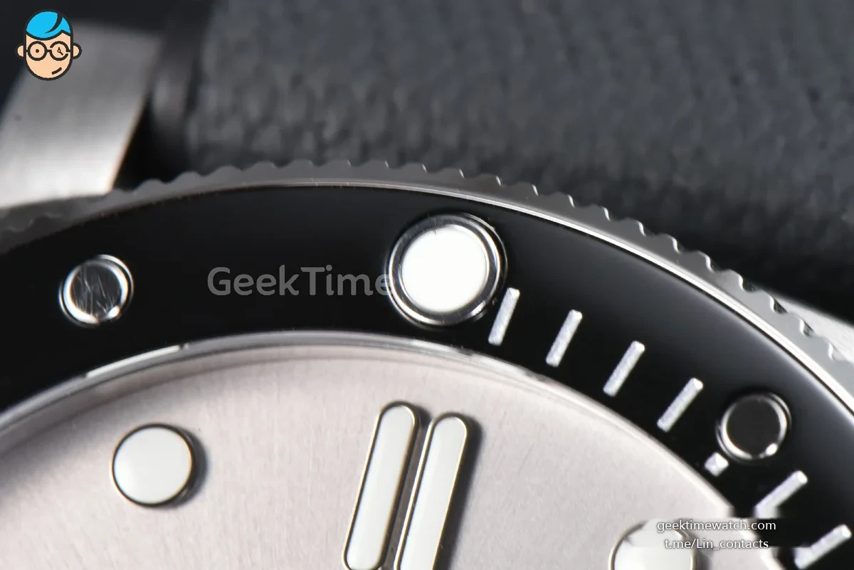 PAM1681 Submersible Luna Rossa 44mm SS VSF Silver Dial Black Gummy Strap P900