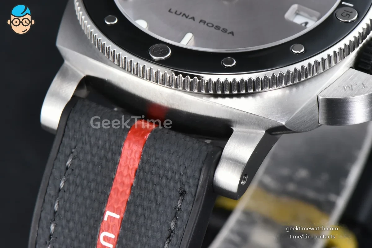 PAM1681 Submersible Luna Rossa 44mm SS VSF Silver Dial Black Gummy Strap P900