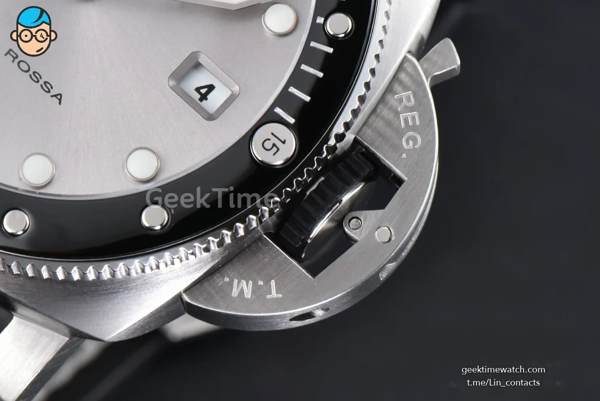 PAM1681 Submersible Luna Rossa 44mm SS VSF Silver Dial Black Gummy Strap P900