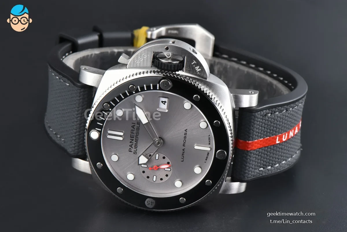 PAM1681 Submersible Luna Rossa 44mm SS VSF Silver Dial Black Gummy Strap P900