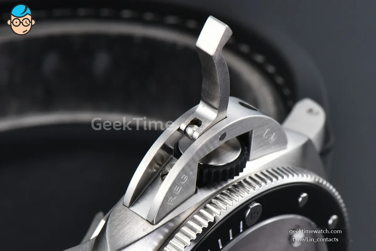 PAM1681 Submersible Luna Rossa 44mm SS VSF Silver Dial Black Gummy Strap P900