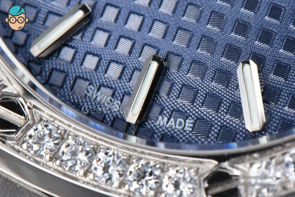 Royal Oak Ladies 33mm 67650ST V7F Blue Dial SS Bracelet Quartz