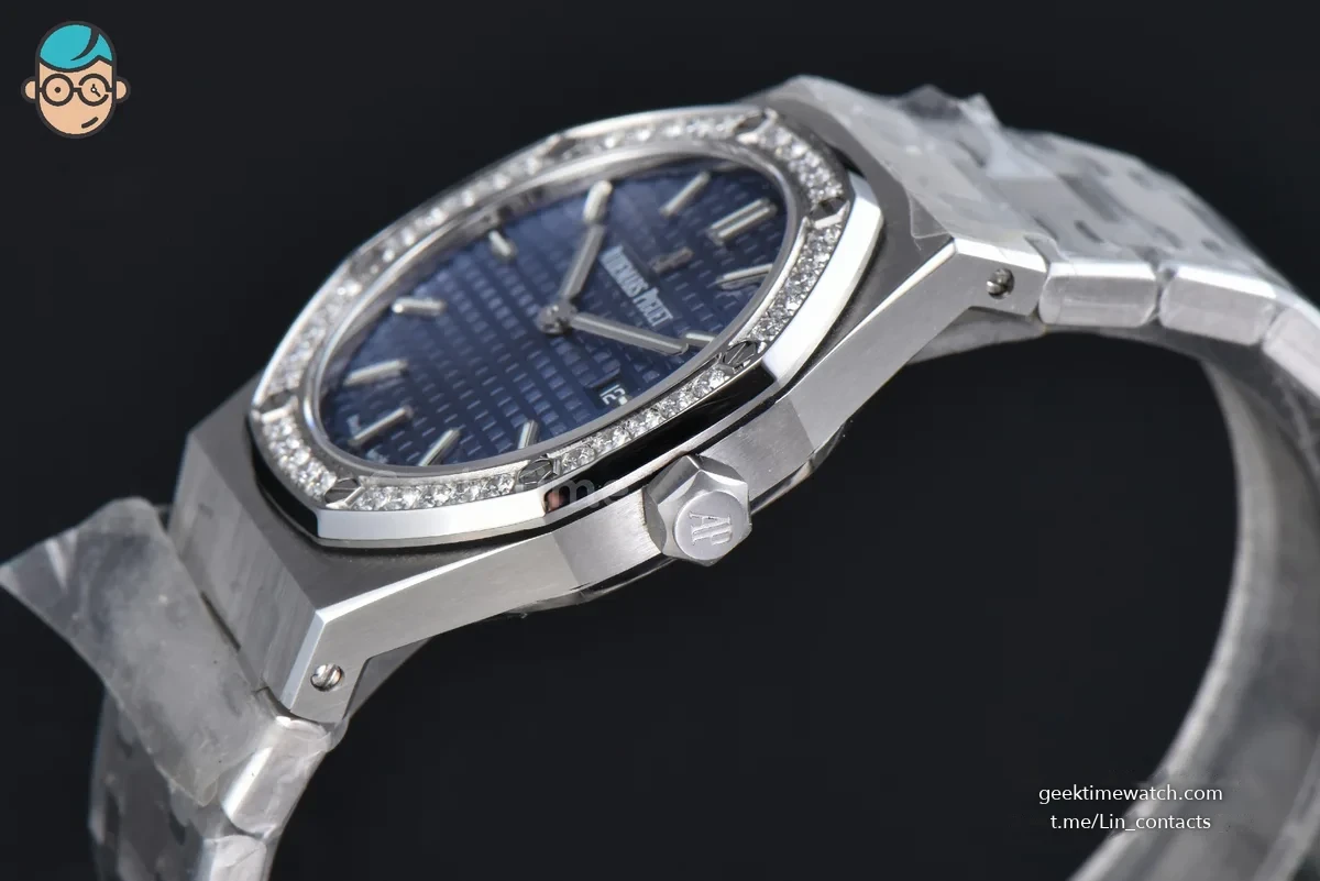 Royal Oak Ladies 33mm 67650ST V7F Blue Dial SS Bracelet Quartz