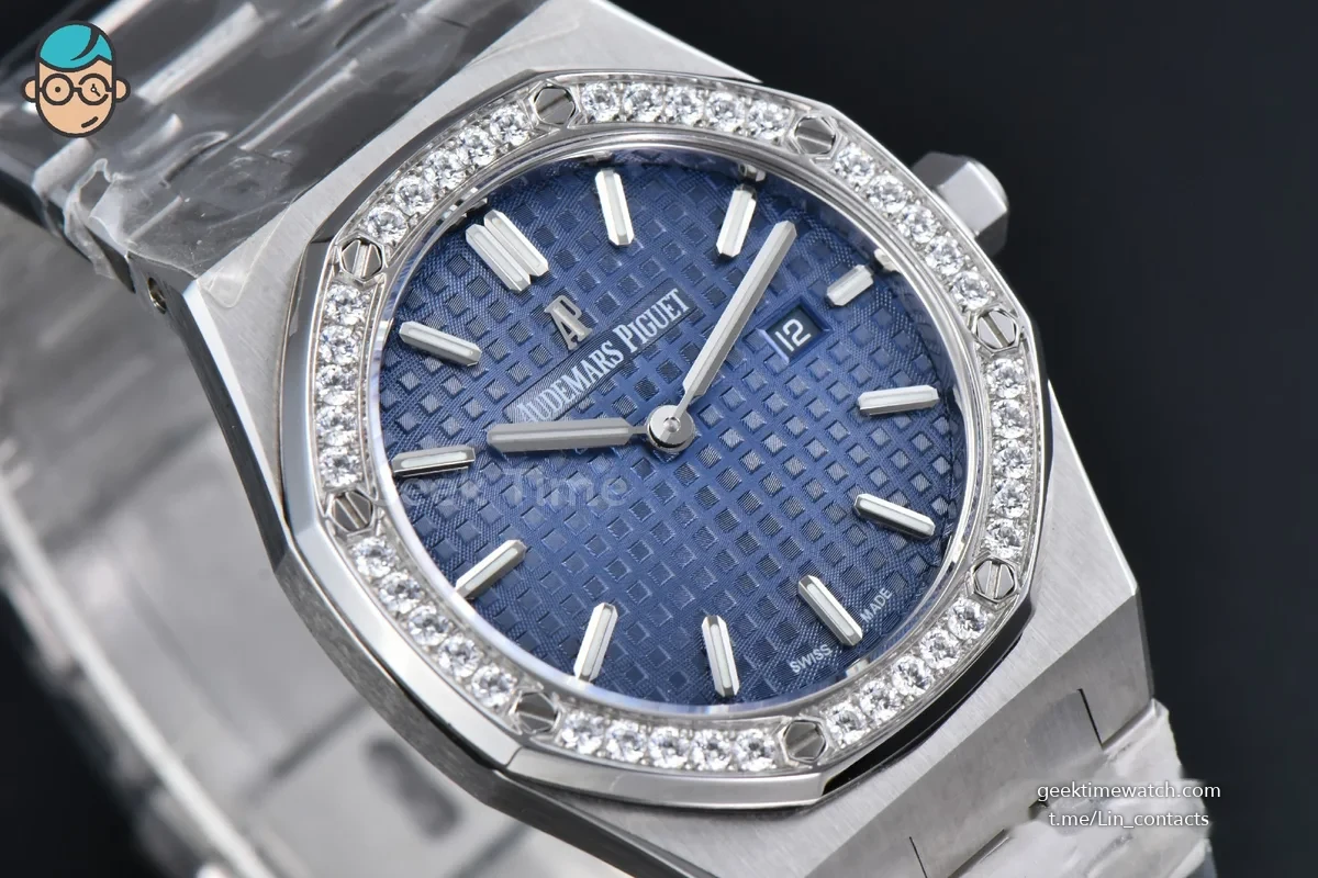 Royal Oak Ladies 33mm 67650ST V7F Blue Dial SS Bracelet Quartz