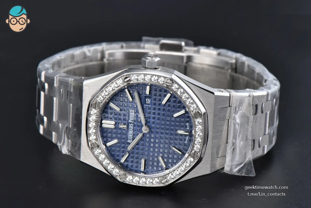 Royal Oak Ladies 33mm 67650ST V7F Blue Dial SS Bracelet Quartz
