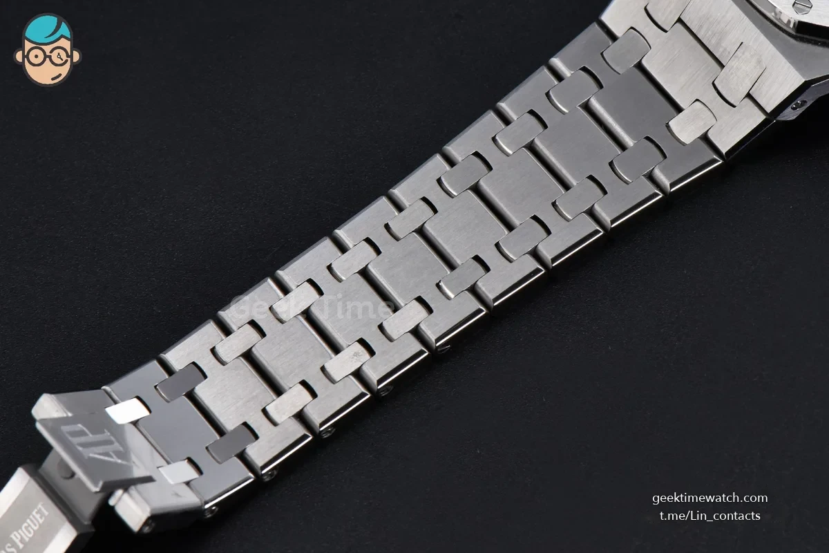 Royal Oak Ladies 33mm 67650ST V7F Blue Dial SS Bracelet Quartz