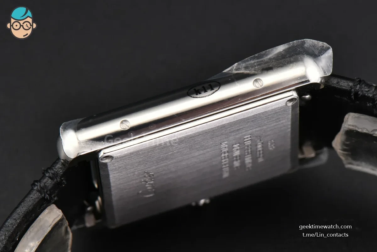 Tank Must Large 33.7×25.5mm K11F White Dial Smooth Black Strap Quartz