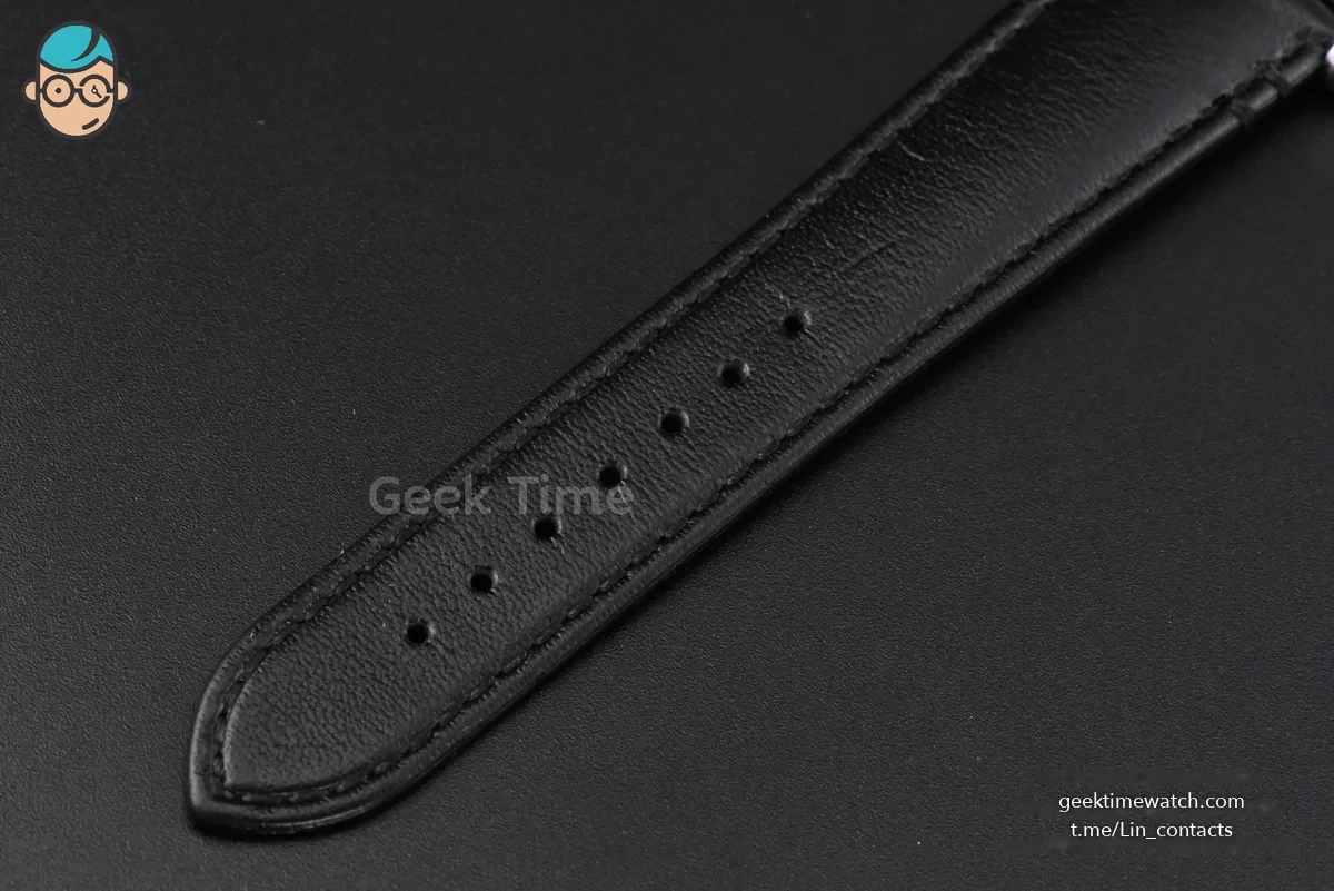 Tank Must Large 33.7×25.5mm K11F White Dial Smooth Black Strap Quartz